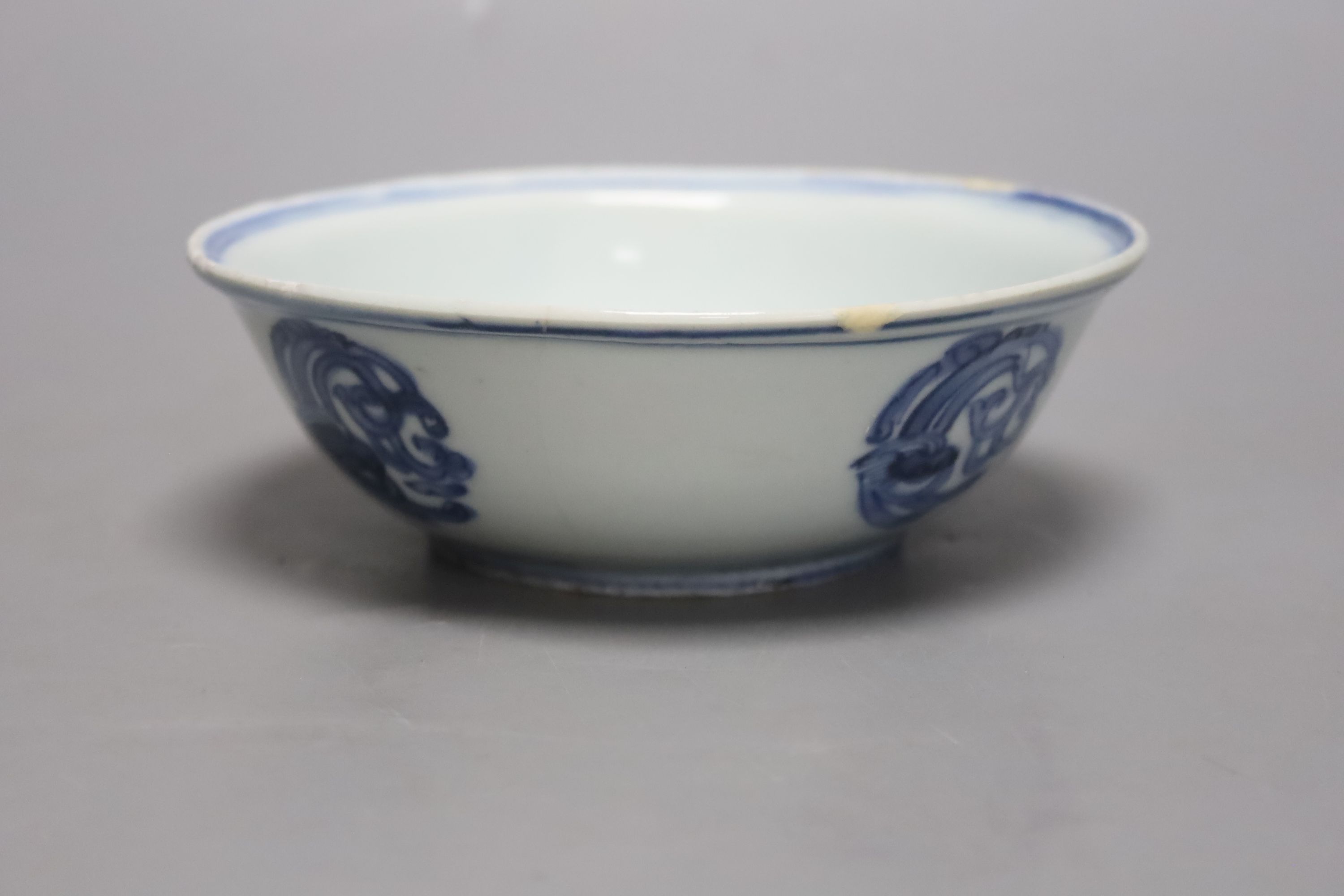 A Chinese Kangxi blue and white bowl, diameter 15cm